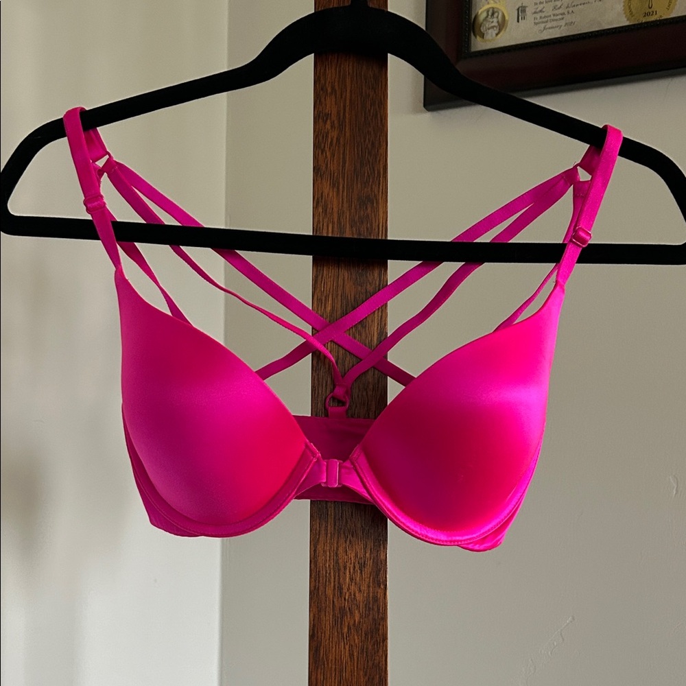 Victoria's Secret Very Sexy PushUp Strappy‎ Bra Crisscross Design Women’s 32D